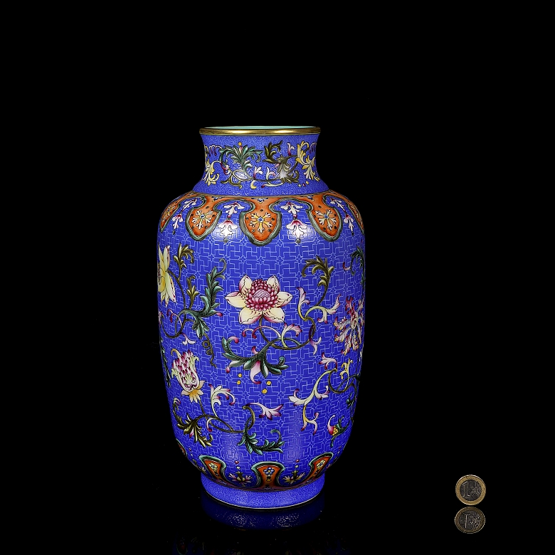 Porcelain vase with Yangcai enamel “Flowers,” with Qianlong seal