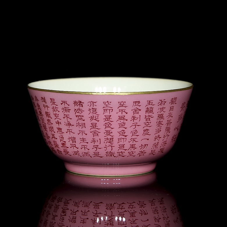 Taza de porcelana con esmalte rosa