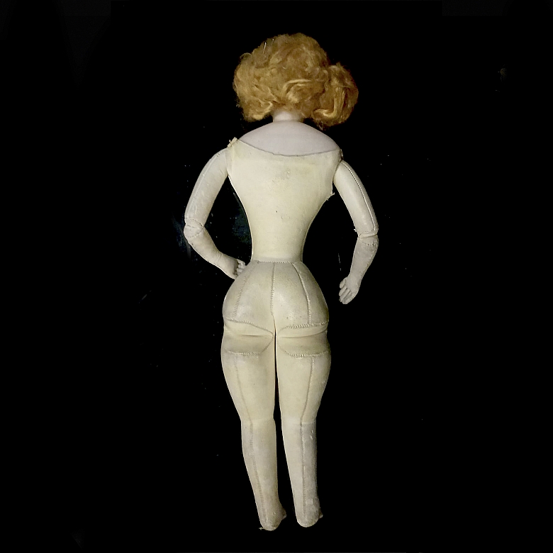 Tres muñecas de porcelana