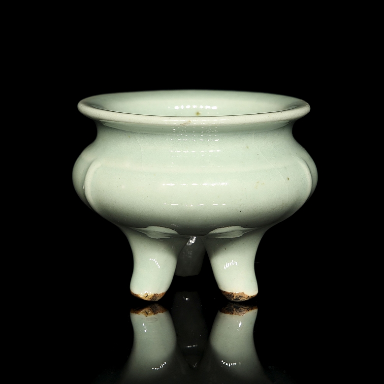 Incensario trípode de cerámica celadon, Longquan, dinastía Ming