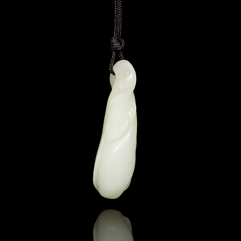 White jade pendant, “Aubergine,” 20th century - 3