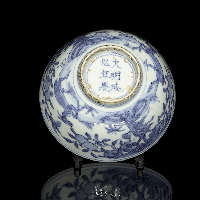 Blue and white porcelain bowl ‘Deer and fruits’, with Chenghua seal