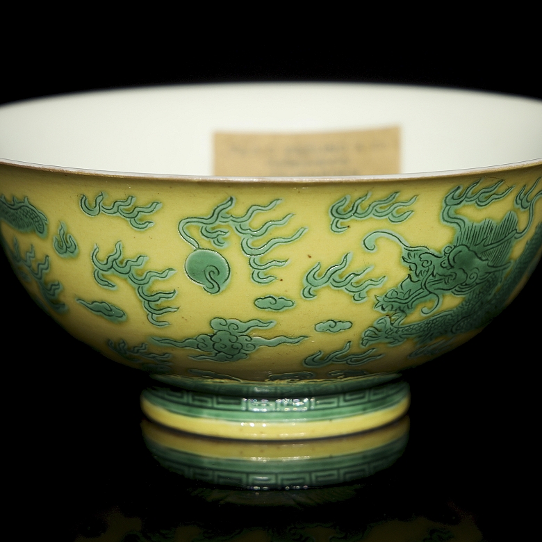 Cuenco de porcelana policromado 