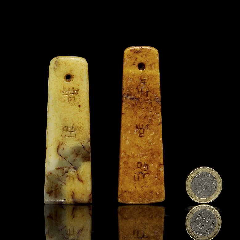 Pareja de colgantes de piedra tallada