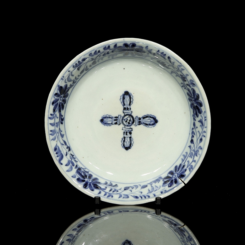 Pequeño plato de porcelana esmaltada en azul y blanco, dinastía Qing