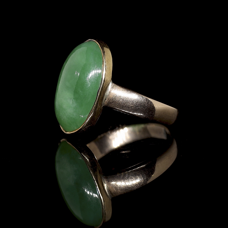 Anillo de oro amarillo con jadeíta tallada