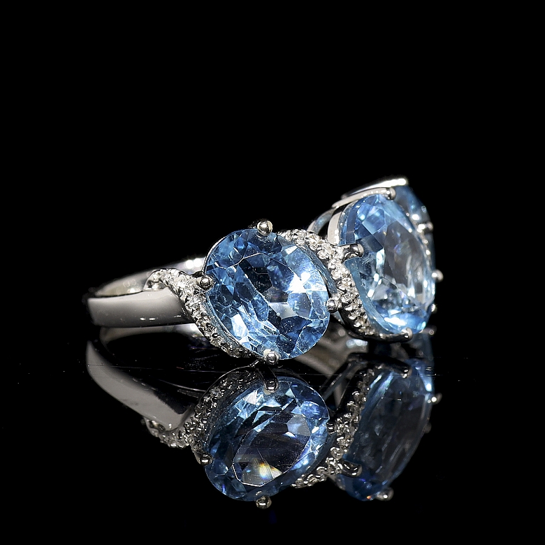 Conjunto de anillo y pendientes en oro blanco de 18k con topacios