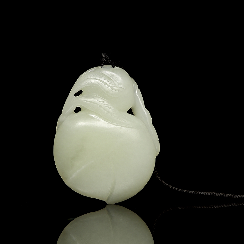Jade pendant ‘Peach’, Qing dynasty