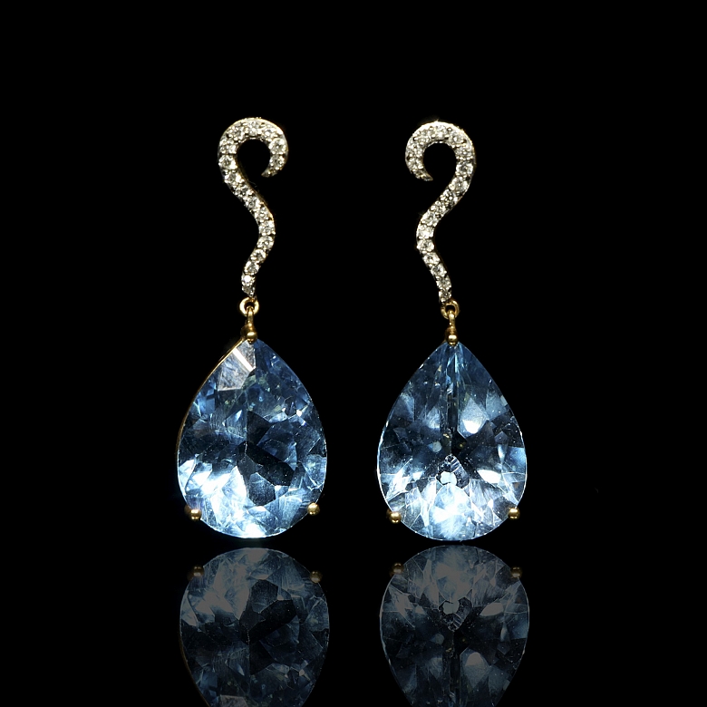 Pendientes en oro amarillo de 18k con topacios y diamantes