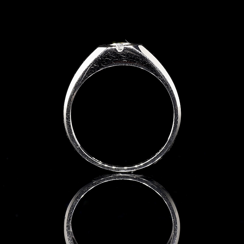 Solitario de oro blanco de 18K con diamante