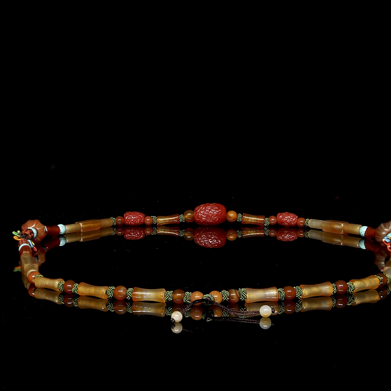 Agate and liuli necklace, Qing dynasty