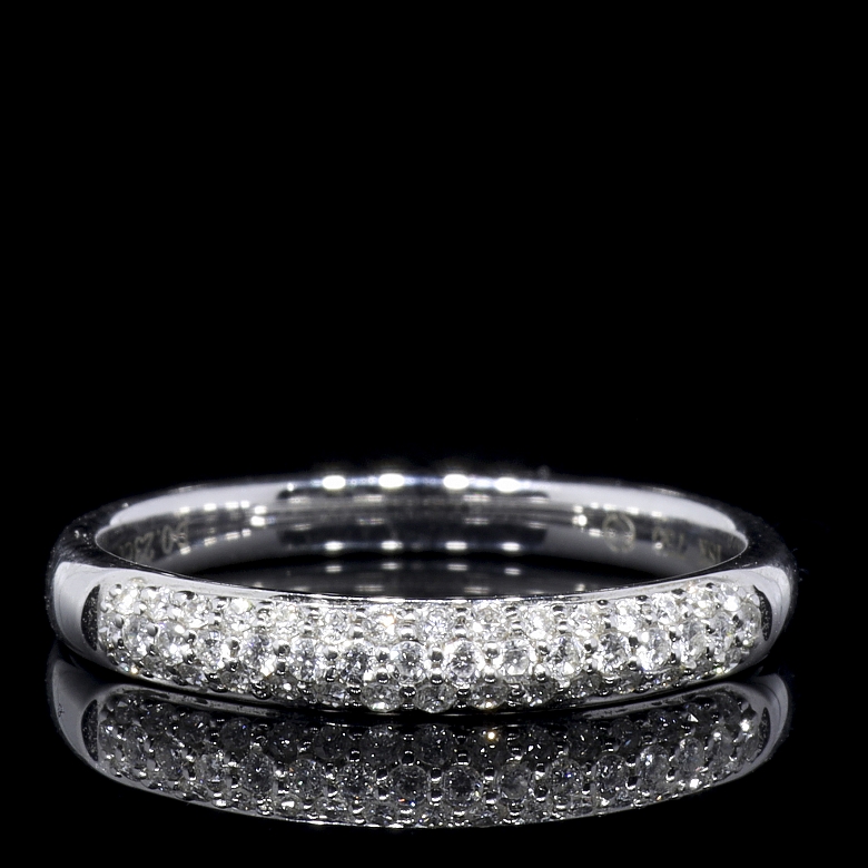 Media alianza de oro blanco de 18K y diamantes