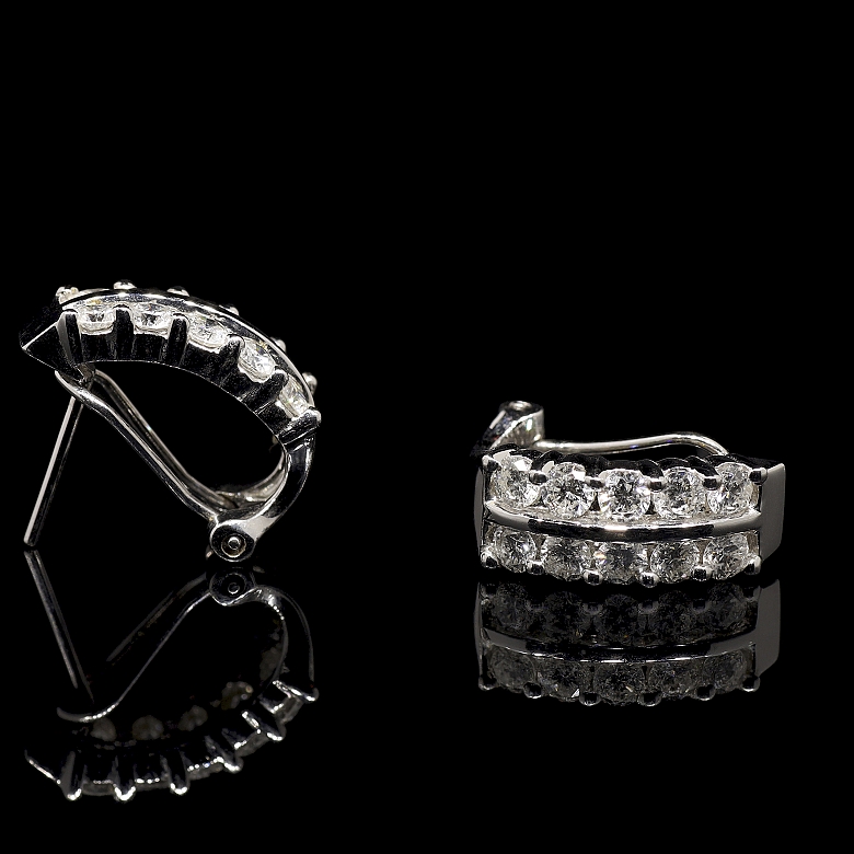 Par de pendientes en oro blanco de 18k y diamantes