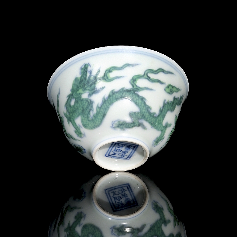 Glazed porcelain cup ‘Dragon with pearl’, with Chenghua mark