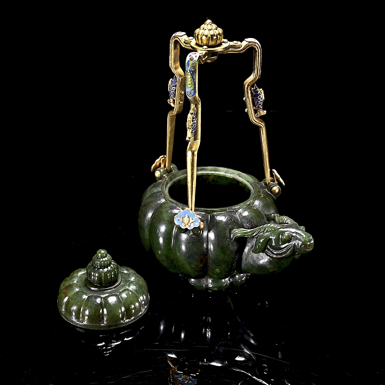 Tetera de jade espinaca y soporte cloisonné, con sello Qianlong
