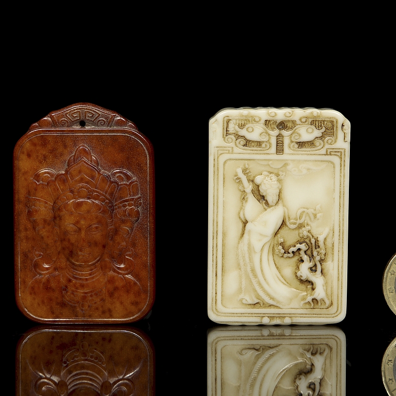 Pareja de placas de piedra tallada