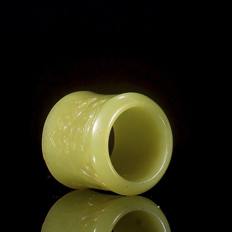 Caja de madera de Zhitang y jade amarillo, con anillo de arquero, dinastía Qing