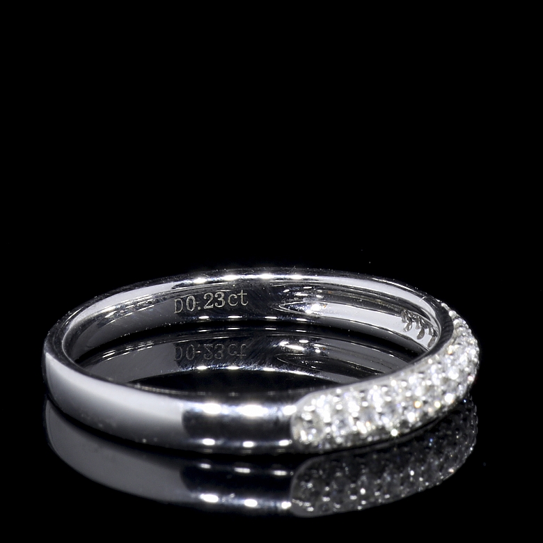 Media alianza de oro blanco de 18K y diamantes