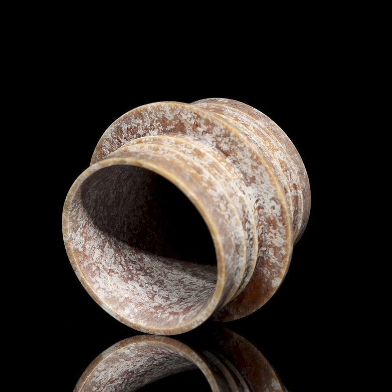 Ornamento de jade tallado, cultura Liangzhu