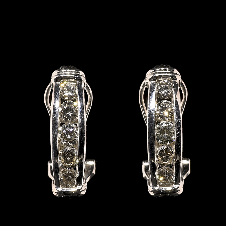 Pendientes de medio aro en oro blanco de 18 k y diamantes