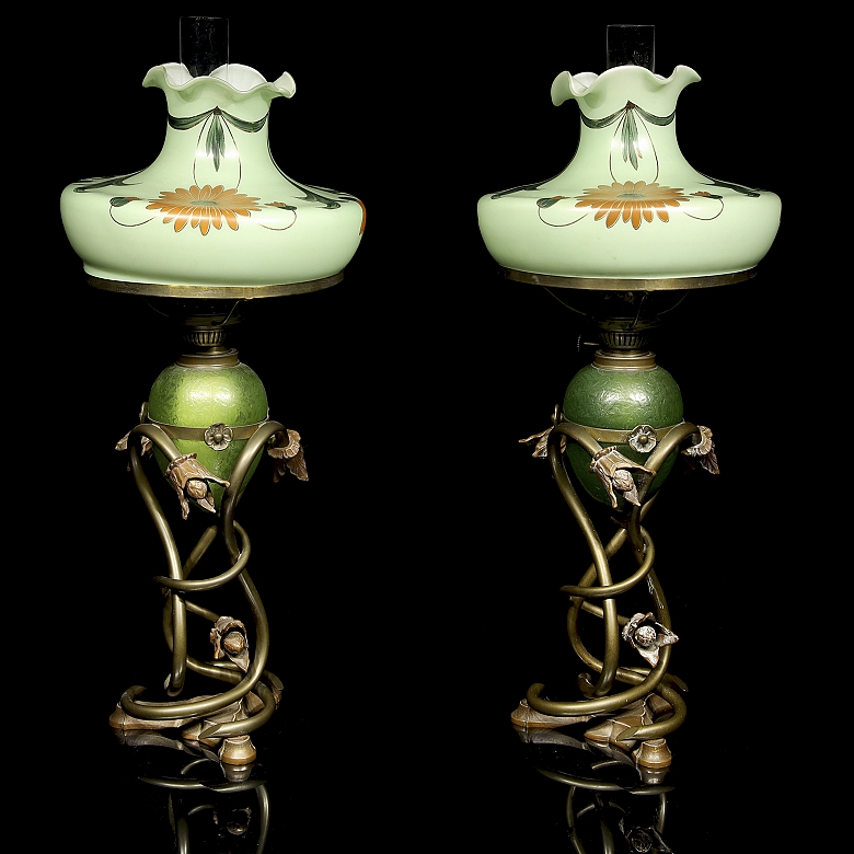 Pareja de quinqués de vidrio y bronce Art Noveau, Europa, c. 1900