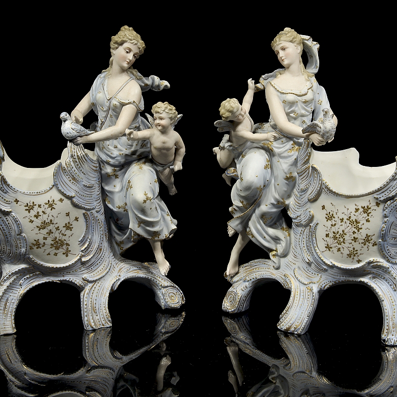 Pareja de centros de mesa de porcelana