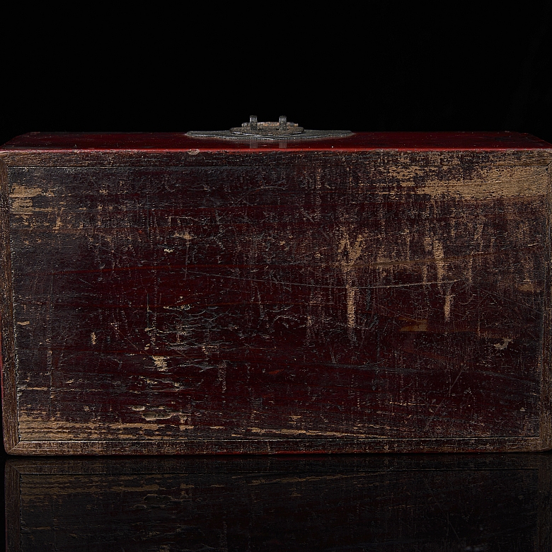 Caja de madera lacada roja y jade