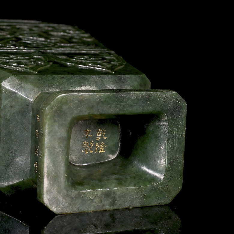 Pareja de jarrones de jade verde espinaca, con sello Qianlong