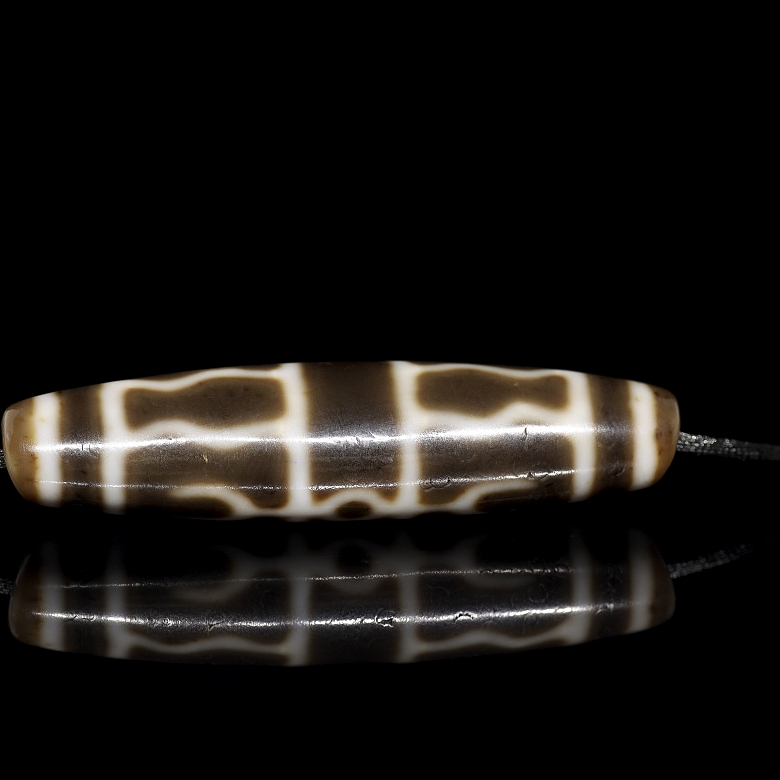 Carved agate Dzi bead, Tang dynasty