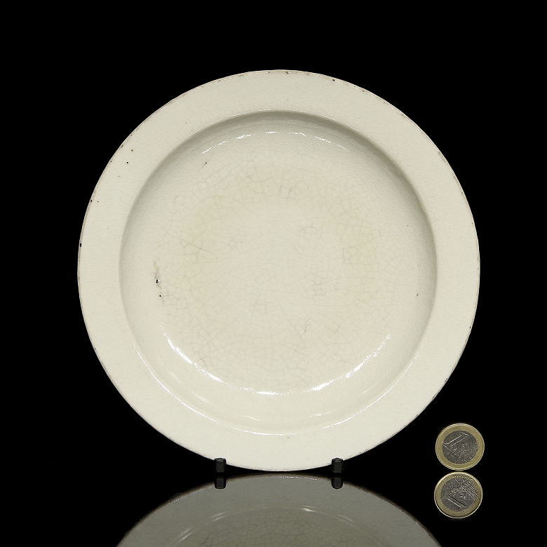 Plato de cerámica con vidriado blanco, dinastía Qing