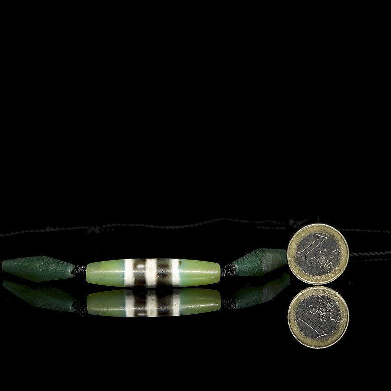 Collar de tres Dzi de ágata, dinastía Liao