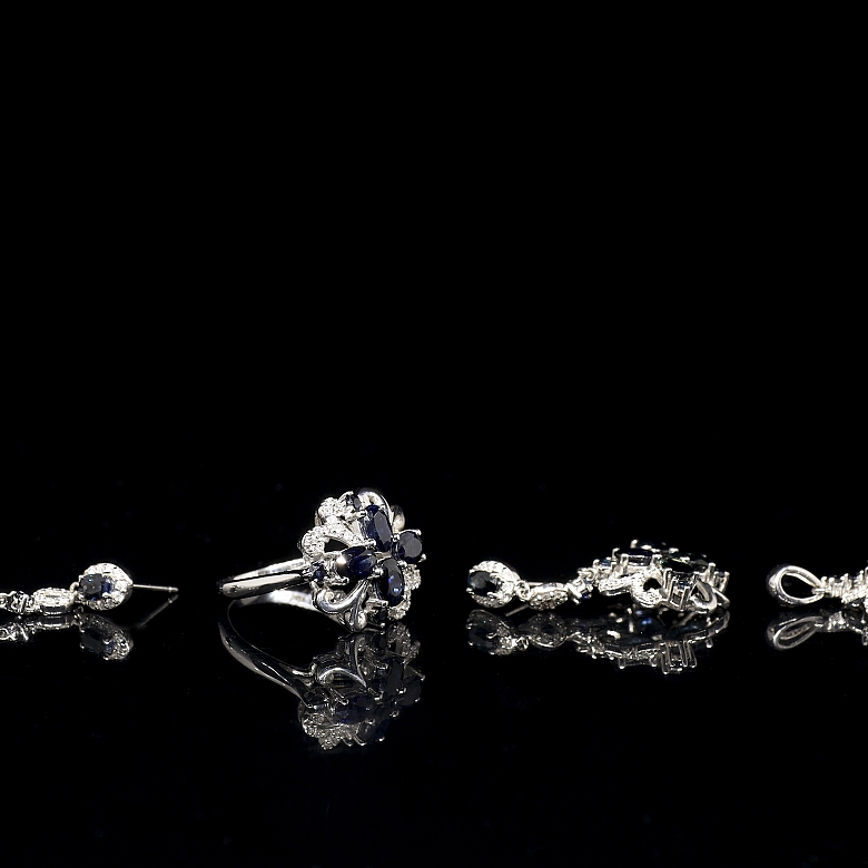 Conjunto en oro blanco de 18K con zafiros y diamantes