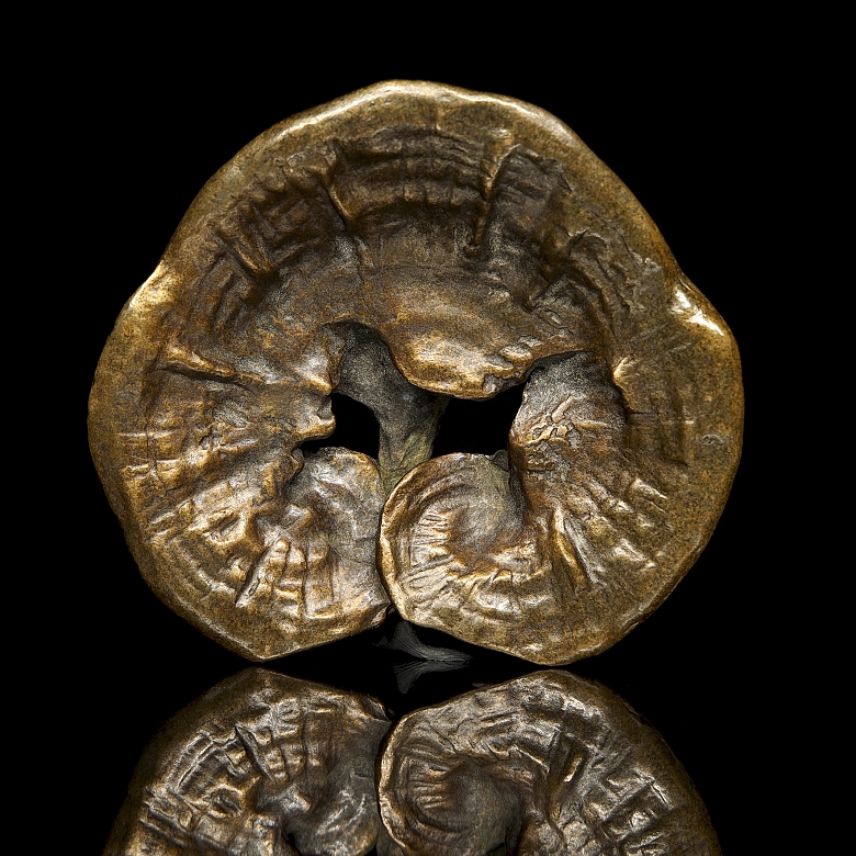 Pareja de figuras de bronce