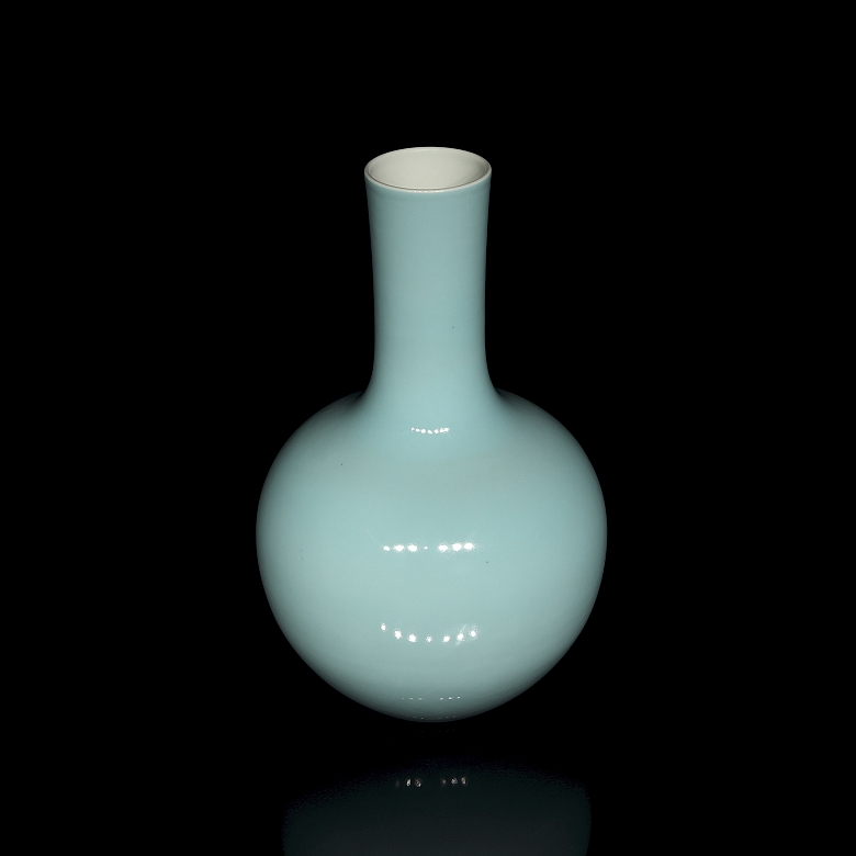 Jarrón de porcelana azul celeste, con sello Yongzheng