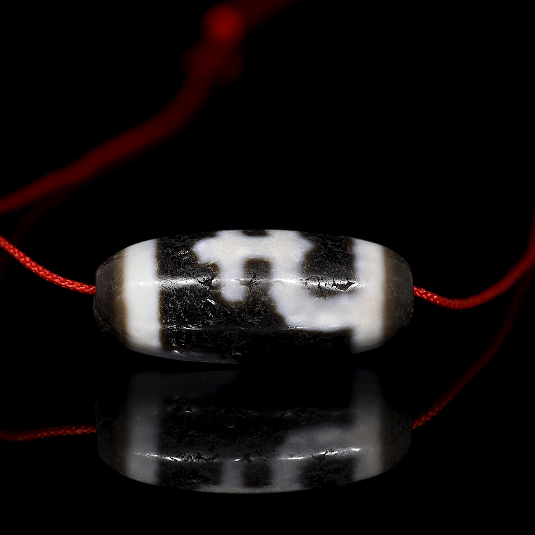 Two-color carved agate Dzi bead, Tang dynasty