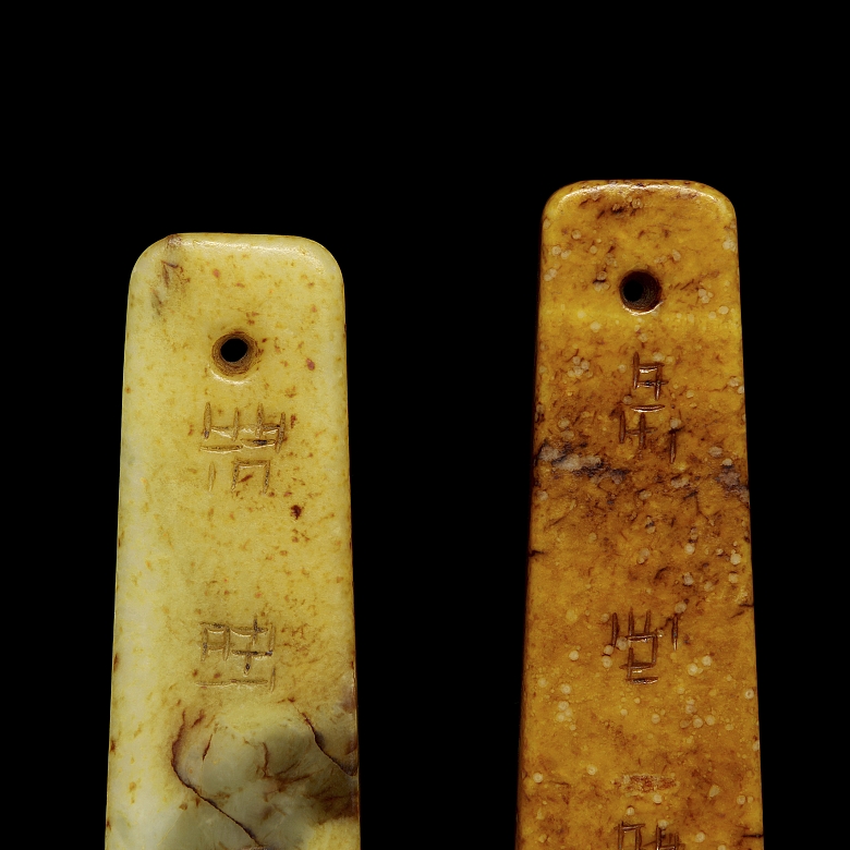 Pareja de colgantes de piedra tallada