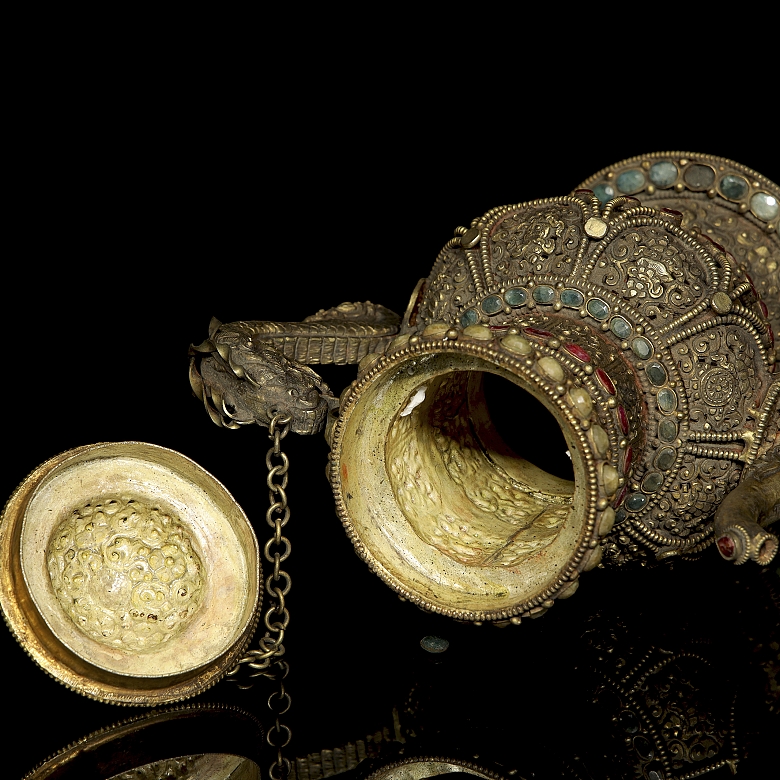 Tetera de bronce dorado y piedras