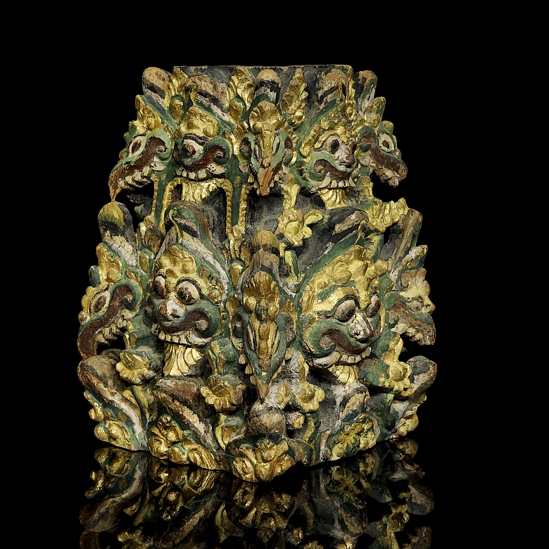 Base de pilar de madera policromada