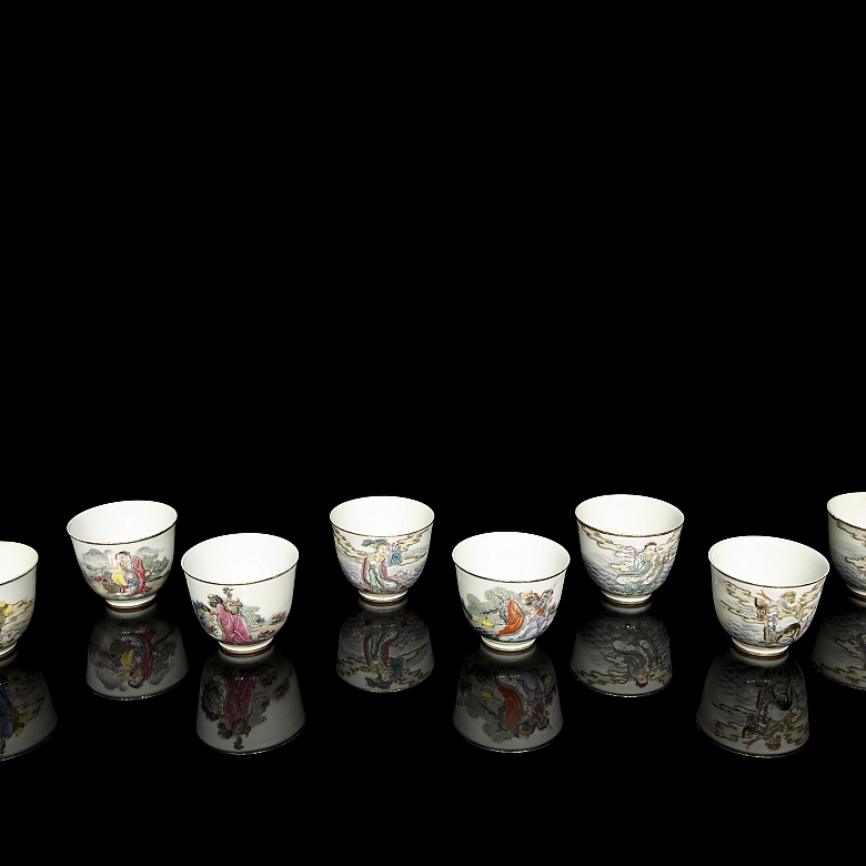 Ocho tazas de porcelana 