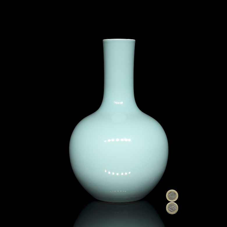 Jarrón de porcelana azul celeste, con sello Yongzheng