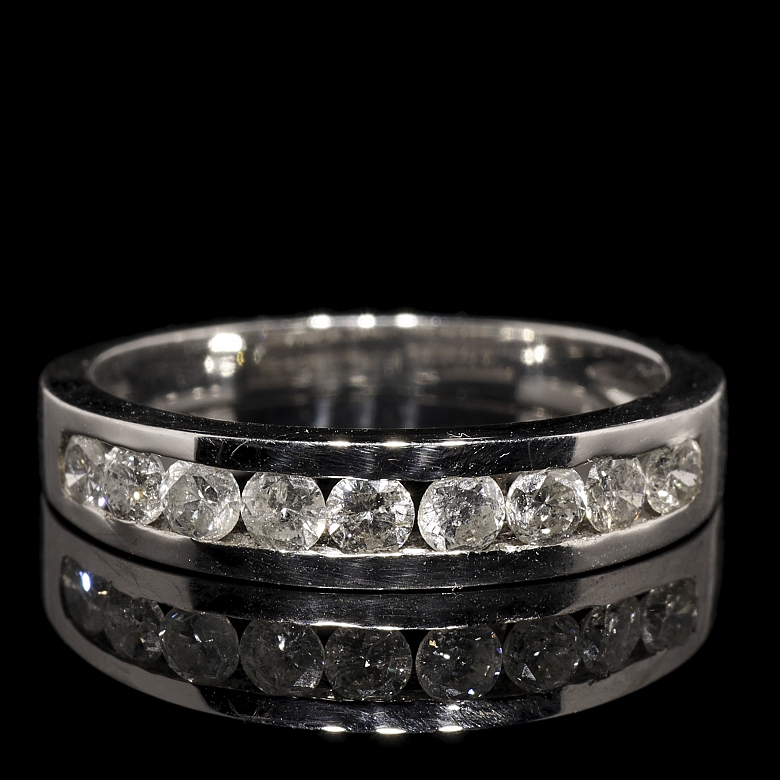 Media alianza en oro blanco de 18K y diamantes