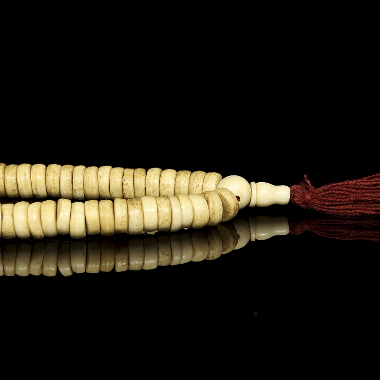 Collar mala de ciento diez cuentas de hueso tallado, s.XX