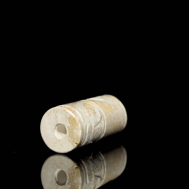 Carved jade pendant ‘Chicken bone’, Liangzhu culture - 2