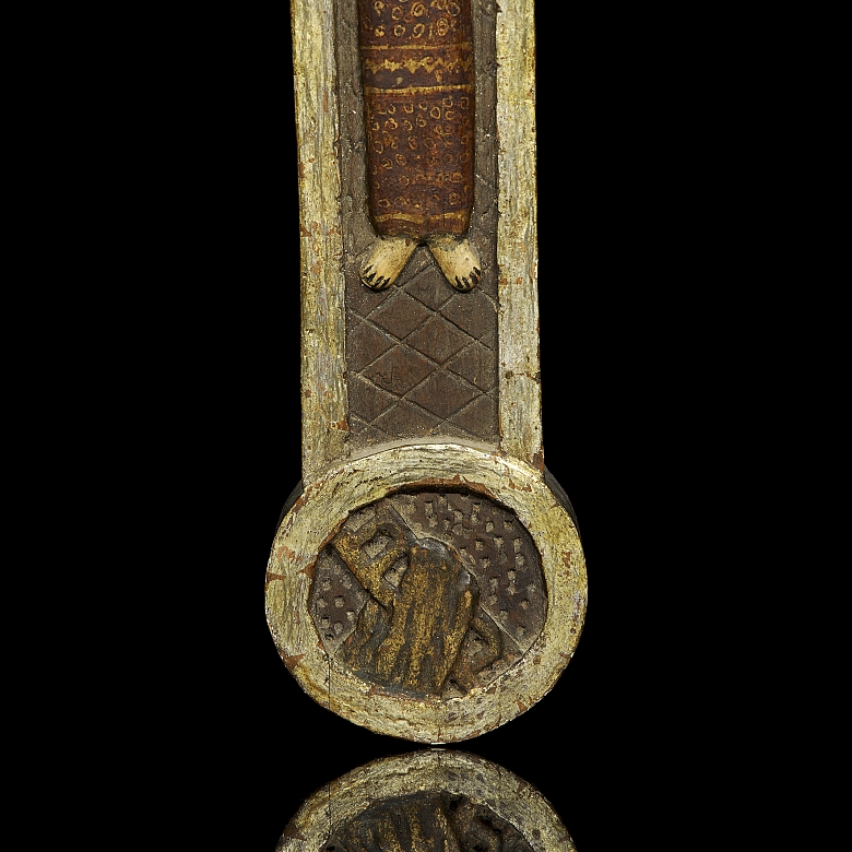 Cruz de madera tallada 