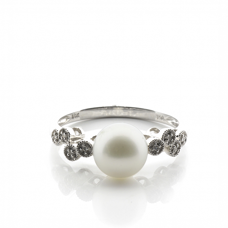 Anillo en oro blanco de 18K con perla y diamantes