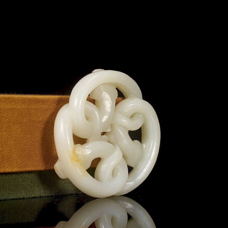 Pair of Hetian jade pendants, ‘Snakes,’ Qing dynasty