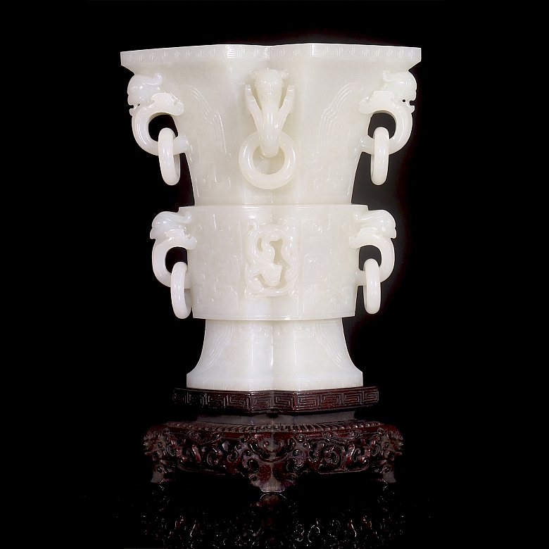 Jarrón romboidal de jade blanco, dinastía Qing