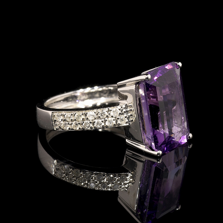 Anillo de oro blanco de 18K con amatista y diamantes
