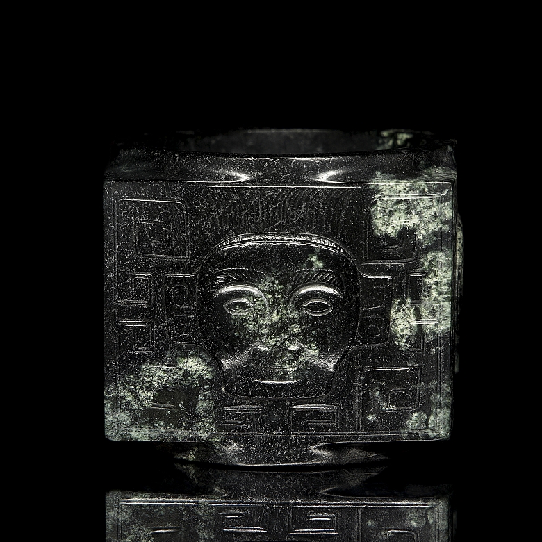 Green jade carving “Cong,” Shang dynasty