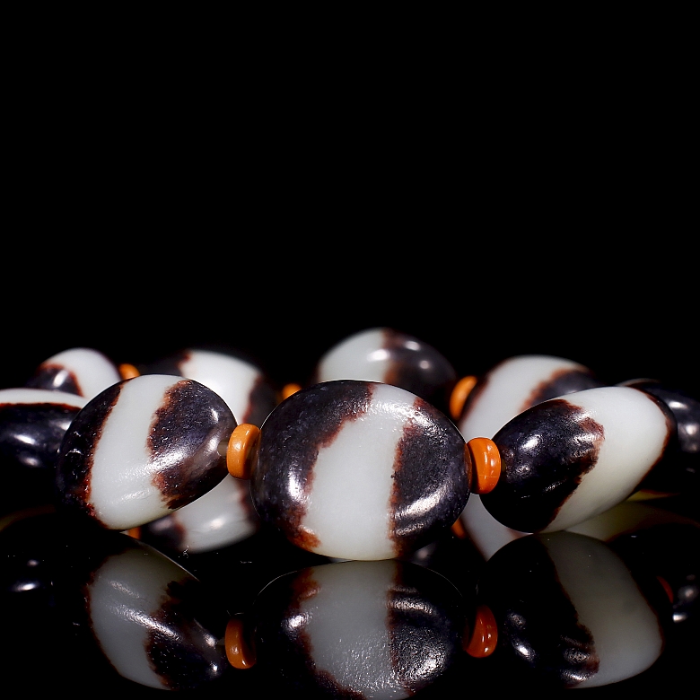 Bracelet with nine black and white Hetian jade beads, Qing dynasty